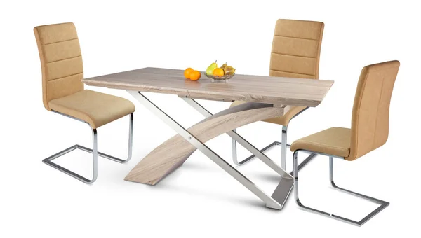 Holztisch mit drei Farbchais — Stockfoto