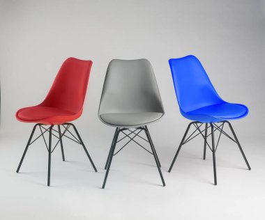 izole komik renkli sandalyeler