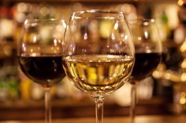 Kırmızı ve beyaz şarap. Bir kadeh şarap..