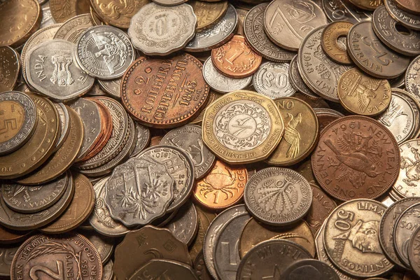 Коллекция монет, старые и новые монеты по всему миру — стоковое фото