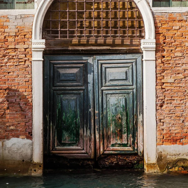 Venedik 'teki eski kapı