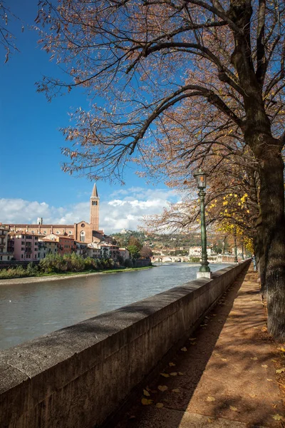 Verona, Fluss, Kirche und Brücke — Stockfoto