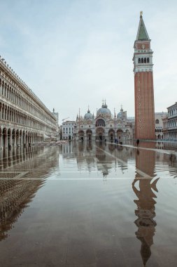 Venedik'te ana meydanında sel