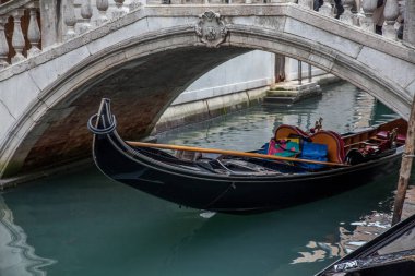 iskelede Venedik'te gondol tekne standları
