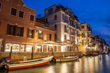 tekneler gece Venedik iskelede durmak