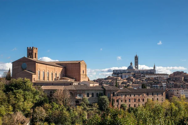 Blick auf siena kathedrale (duomo di siena) und piazza del duomo in siena, italien. Siena ist Hauptstadt der Provinz Siena. Das historische Zentrum von Siena wurde von der Unesco zum Weltkulturerbe erklärt — Stockfoto