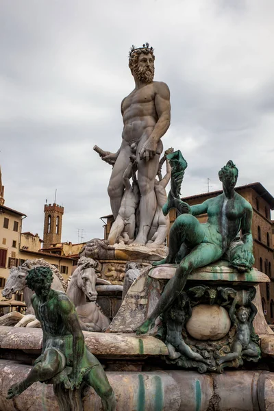 İtalya, Floransa 'daki Piazza della Signoria' da Neptün Çeşmesi