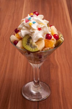 Kremalı taze meyve.