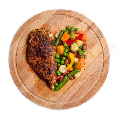 Kızarmış tavuk ve buğulanmış sebze.