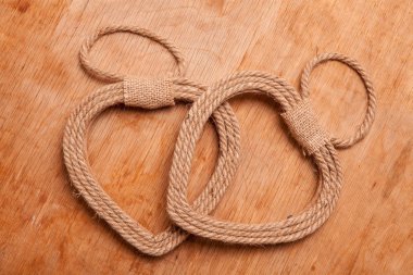 İple yapılmış iki kalp.