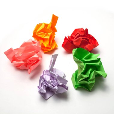 beyaz izole beş renkli buruşuk kağıt topları