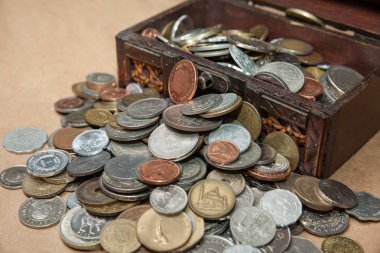 eski sikke koleksiyonu ile Dower göğüs