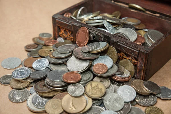 eski sikke koleksiyonu ile Dower göğüs