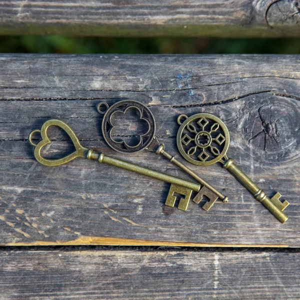Ahşap Dokuda Eski Antika Anahtarlar — Stok fotoğraf