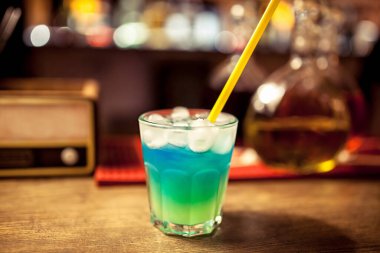 Bir barda alkollü kokteyl