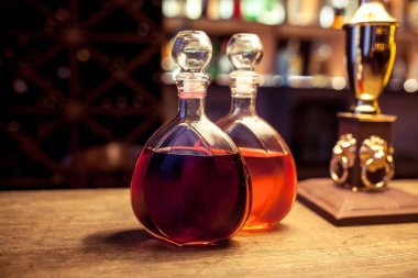 Bir barda likörlü sürahi.