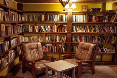 kütüphanede okumak için konforlu yer