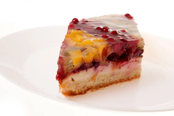 Böğürtlenli Cheesecake Beyaz Üzerine Izole — Stok fotoğraf