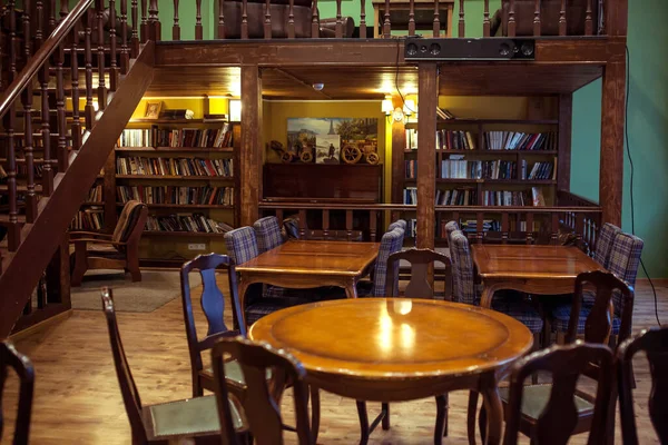 Biblioteca Con Escaleras Madera —  Fotos de Stock