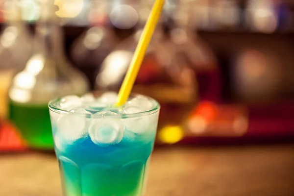 Alkohol Bunter Cocktail Einer Bar lizenzfreie Stockbilder