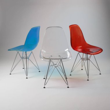 Şeffaf bir sandalye.