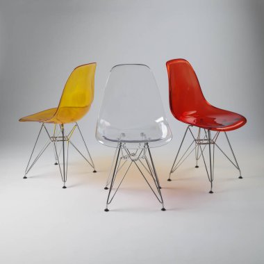 Şeffaf bir sandalye.