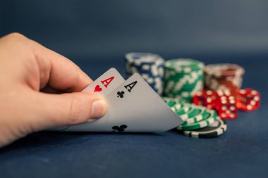 Aslar elde ve poker fişleri