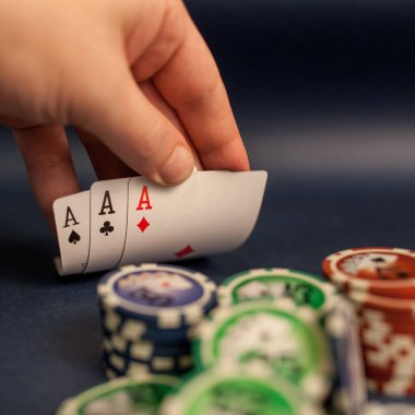 Aslar elde ve poker fişleri