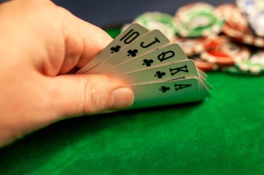 Poker masasında kraliyet flaşı