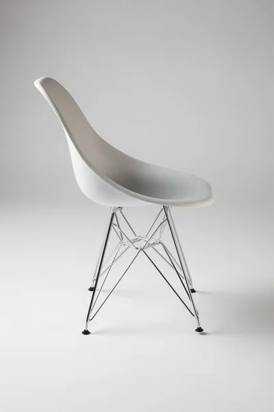 Chaise Vide Moderne Isolée Blanc — Photo