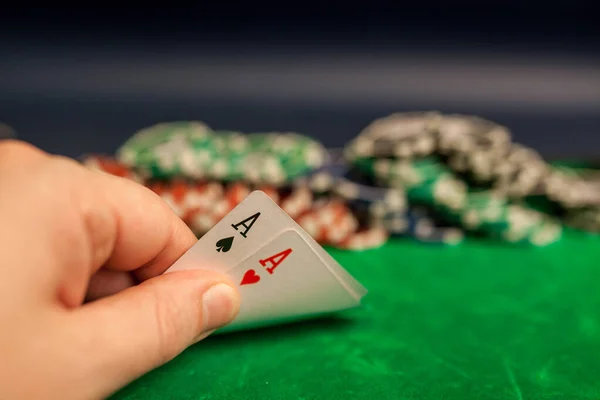 Yeşil poker masasında iskambil kağıtları, zarlar ve poker fişleri