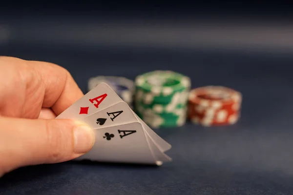 Aslar elde ve poker fişleri