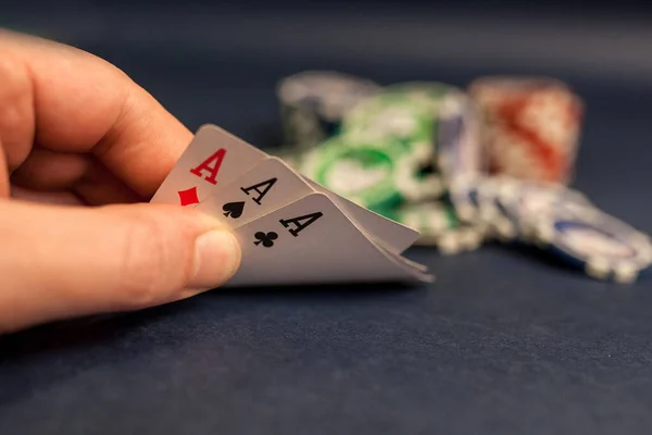 Aslar elde ve poker fişleri