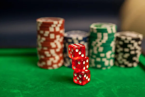 Hrací Karty Kostky Poker Žetony Zeleném Pokerovém Stole — Stock fotografie