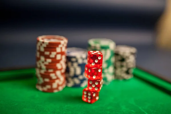 Hrací Karty Kostky Poker Žetony Zeleném Pokerovém Stole — Stock fotografie