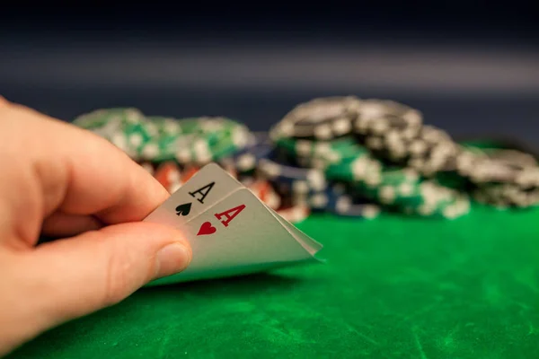 Yeşil poker masasında iskambil kağıtları, zarlar ve poker fişleri