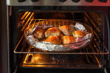 Fırında kızarmış tavuk, sıcak ve baharatlı.