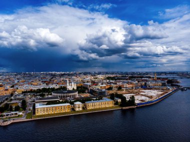 Şehrin panoraması, kuadrokopter insansız hava aracı görüntüsü.