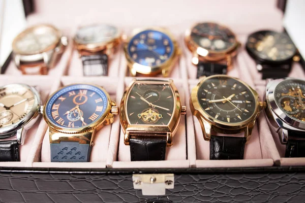 Caja Almacenamiento Con Colección Relojes Pulsera Los Hombres — Foto de Stock