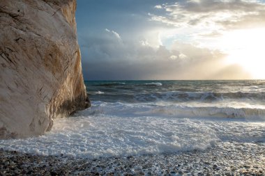 Taşlar ve dağlarla denizlerde güzel bir gün batımı.