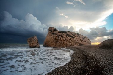 Taşlar ve dağlarla denizlerde güzel bir gün batımı.