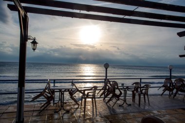 Gün batımında sahilde boş bir kafe.