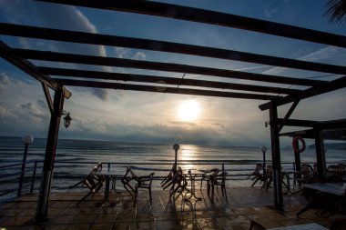 Gün batımında sahilde boş bir kafe.
