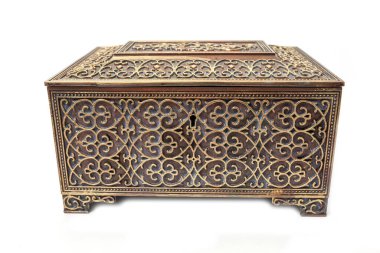 Retro metal göğüs izole edildi