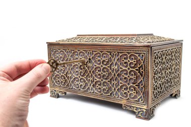 Eldeki anahtar bir kutuyu açabilir.