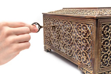 Eldeki anahtar bir kutuyu açabilir.