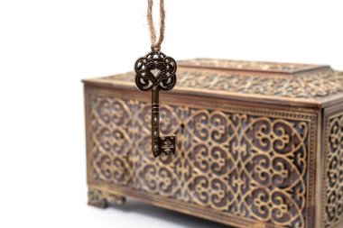 Eldeki anahtar bir kutuyu açabilir.