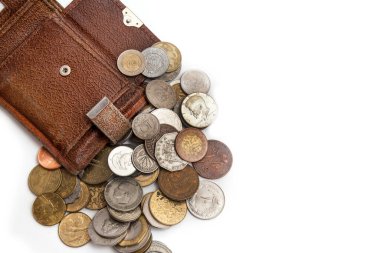 Bozuk paraları olan eski kahverengi bir çanta.