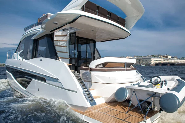 Saint Petersburg 'un merkezinde, Neva nehrinde beyaz bir yat.