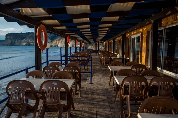 Gün batımında sahilde boş bir kafe.